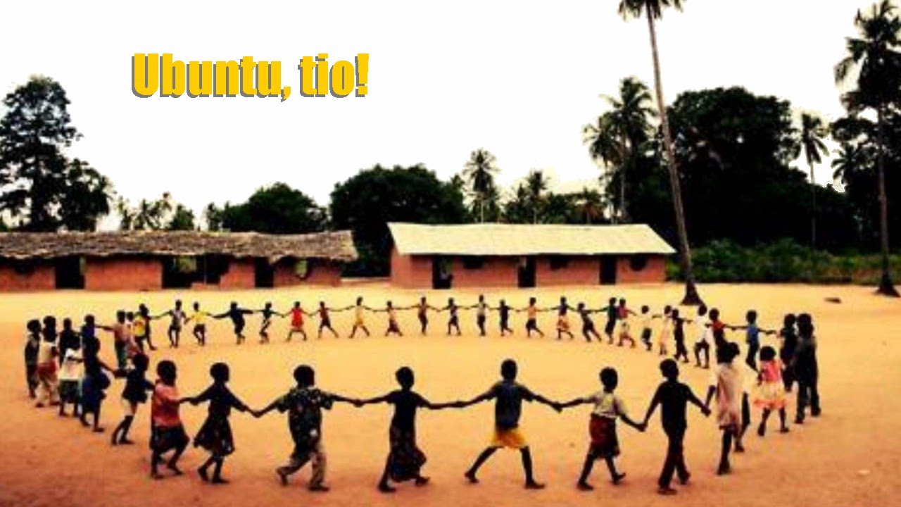 Foto de crianas de uma tribo africana sentadas com os pés juntos, formando um círculo